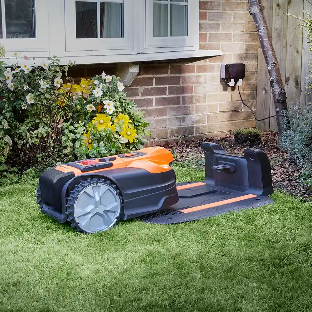 Wire-Free Robotic Lawn Mower for Gardens Up to 800m² with Optical Vision Navigation & Auto-Charging Dock